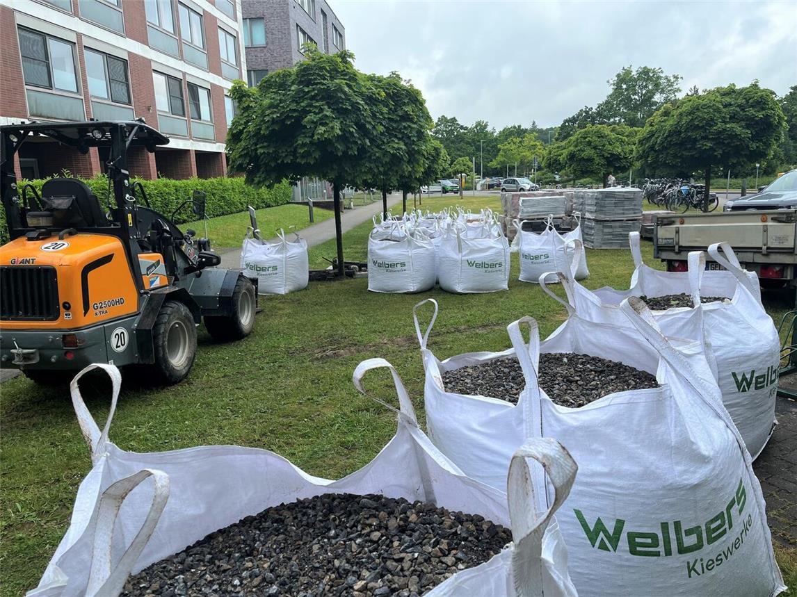 Sand und Kies für die Wege des neuen Demenzgartens im St.-Clemens-Hospital über das Krankenhausdach in den Innenhof der Klinik für Altersmedizin und Frührehabilitation transportiert.