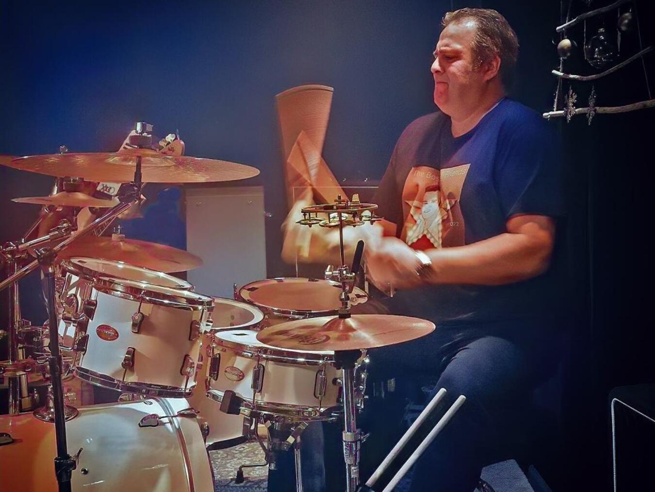 Sander Stoel ist Miteigentümer der Bar und spielt leidenschaftlic gern Schlagzeug. Foto: Eventfoto-Kleve