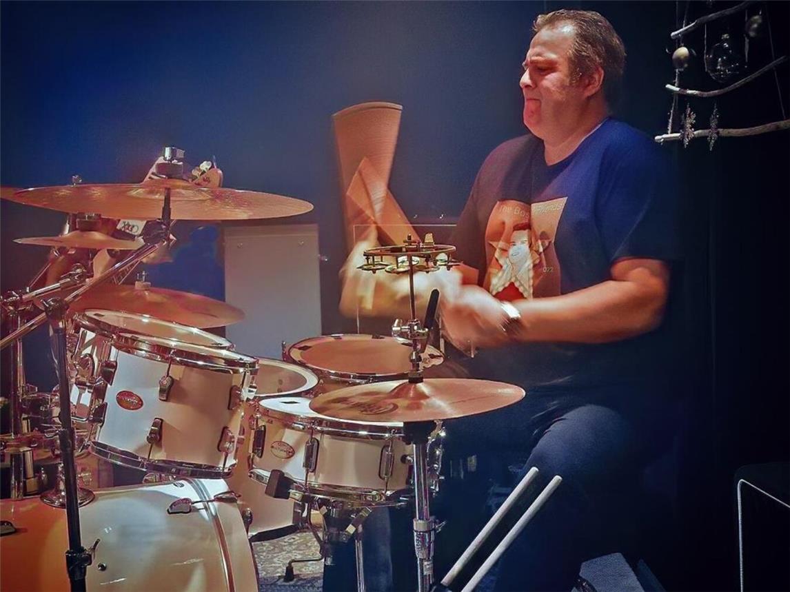 Sander Stoel ist Miteigentümer der Bar und spielt leidenschaftlic gern Schlagzeug. Foto: Eventfoto-Kleve