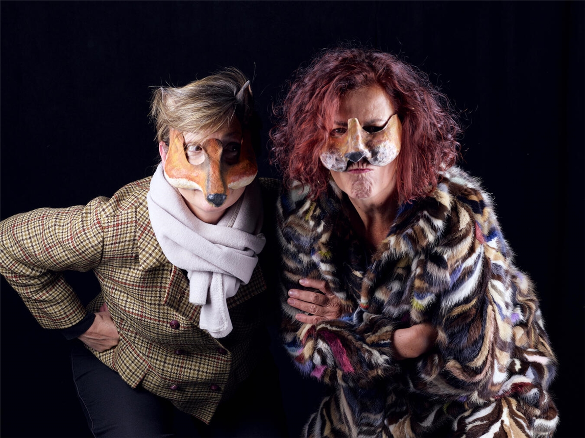 Sandra Heinzel und Judith Hoymann führen die berühmte Geschichte der kleinen Holzpuppe auf. Foto: Oliver Steller