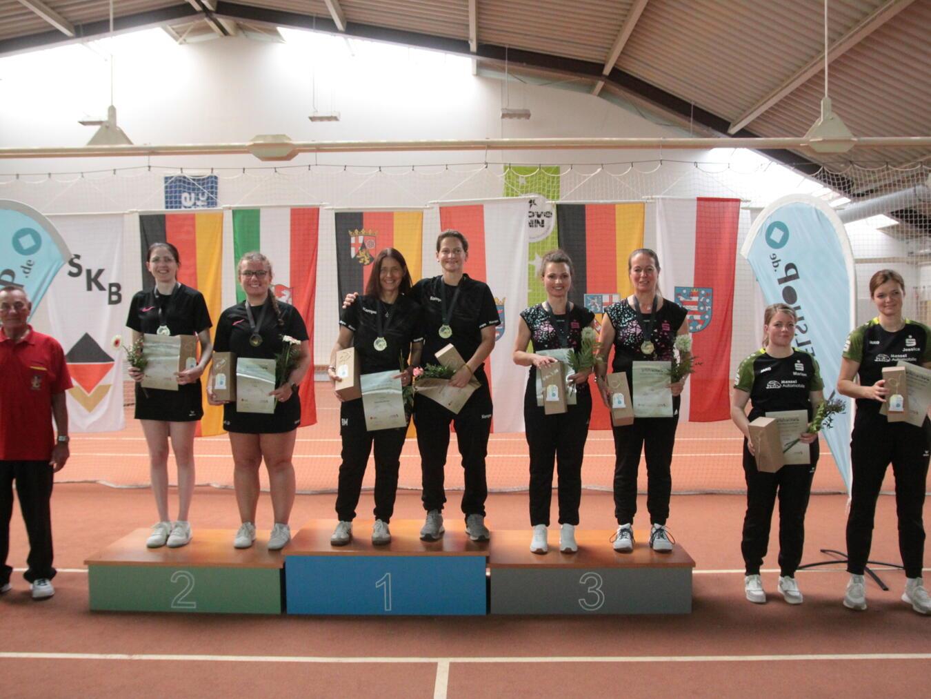 Sandra van Bebber und Silke Thissen freuten sich über die Bronze-Medaille bei den Deutschen Meisterschaften im Sportkegeln. Foto: KKSG