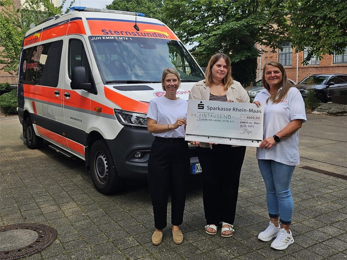 Sara Kreipe, Patricia Hell und Bianca Wieners bei Spendenübergabe der Feierabendmarkt-Tombola. Foto: WfG Emmerich
