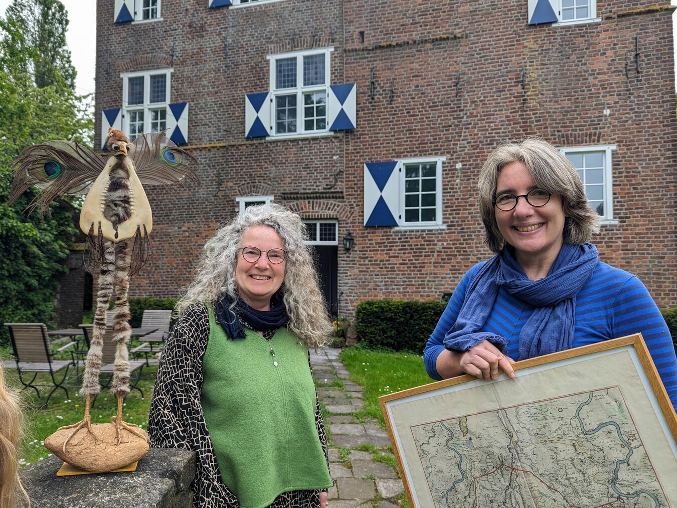 Knochen, Kunst und Kamine Sarah Roijen (l.) und Petra Cleven freuen sich auf die Ausstellungs-Wochenenden. Beide Frauen sind an allen Tagen vor Ort, bieten Führungen an und kommen gern mit den Besuchern ins Gespräch.NN-Foto: vs