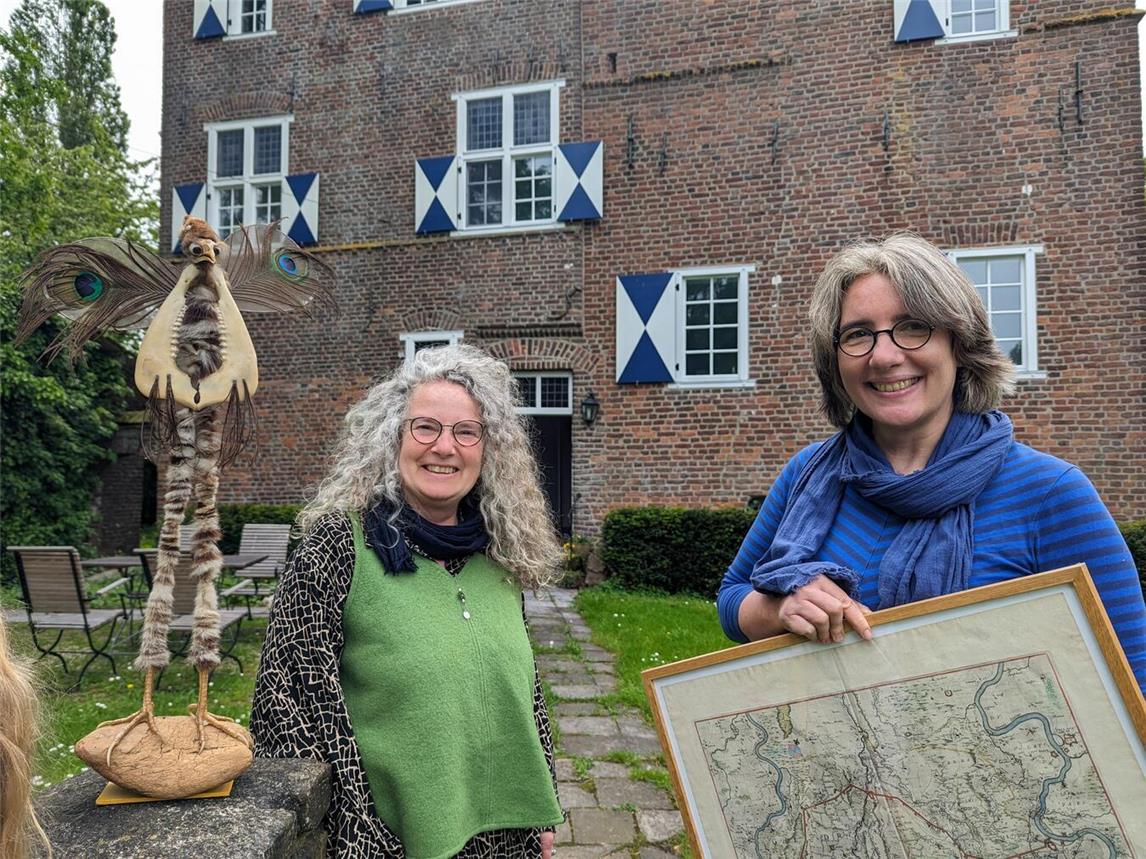 Sarah Roijen (l.) und Petra Cleven freuen sich auf die Ausstellungs-Wochenenden. Beide Frauen sind an allen Tagen vor Ort, bieten Führungen an und kommen gern mit den Besuchern ins Gespräch.NN-Foto: vs