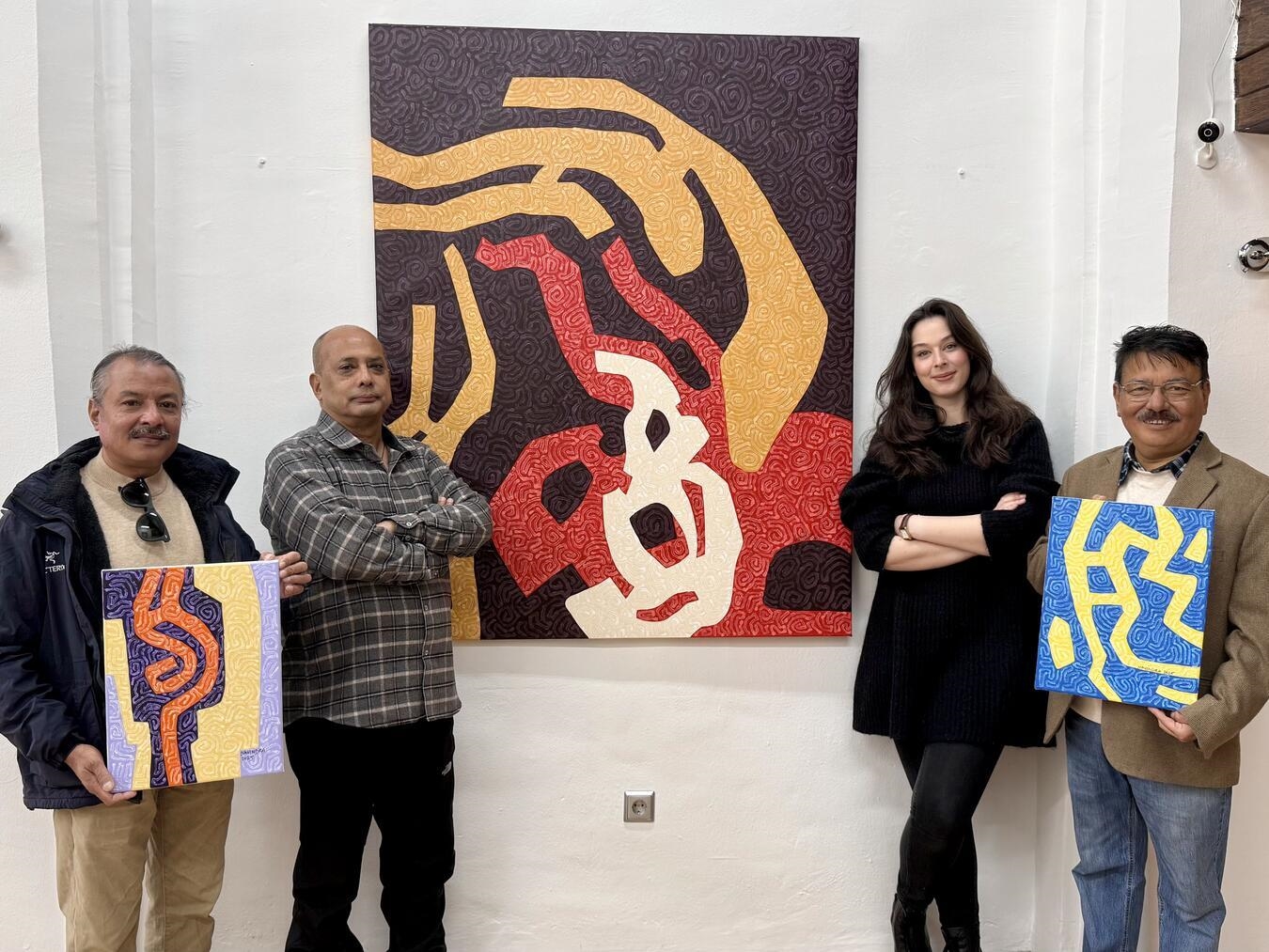 Sarbagya Bajracharya, Navindra Man Rajbhandari, Galeristin Alexandra Bottenbruch und Purushottam Dangol (v.l.) mit drei Werken aus der Aussellung. NN-Foto: SP