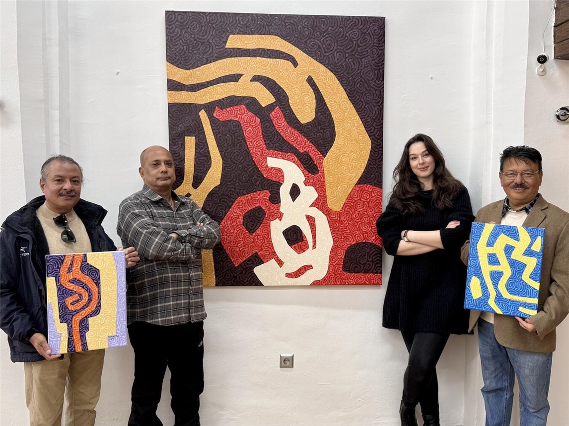 Sarbagya Bajracharya, Navindra Man Rajbhandari, Galeristin Alexandra Bottenbruch und Purushottam Dangol (v.l.) mit drei Werken aus der Aussellung. NN-Foto: SP