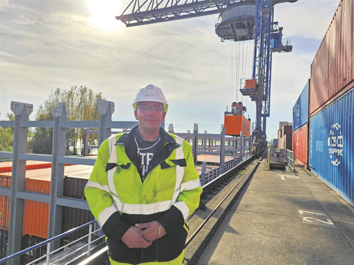 Sascha Brinke ist seit fast 25 Jahren Fachkraft für Hafenlogistik in Emmerich. NN-Foto: Thomas Langer