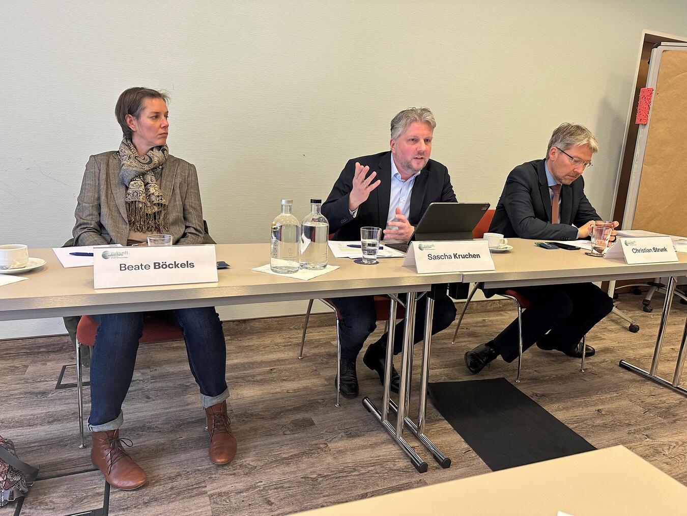 Sascha Kruchen, Geschäftsführer von zukunft niederrhein (m.), fordert Planungssicherheit bei der Rohstoffversorgung. NN-Foto (Archiv): SP