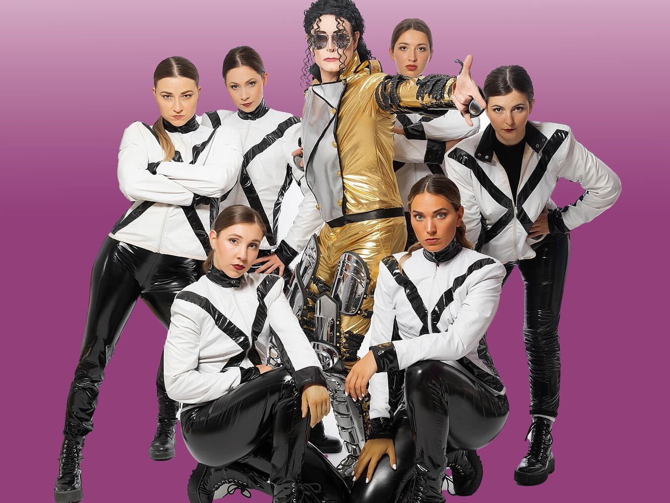 Sascha Pazdera als Michael Jackson mit dem Ensemble der „Tribute live Experience“. Foto: Genius Concerts