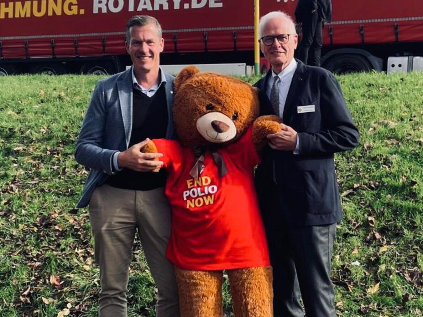 Sascha Tück (l.) und Robert Prager anlässlich des Welt-Polio-Tags vor dem „End Polio Now“-Truck. Foto: privat