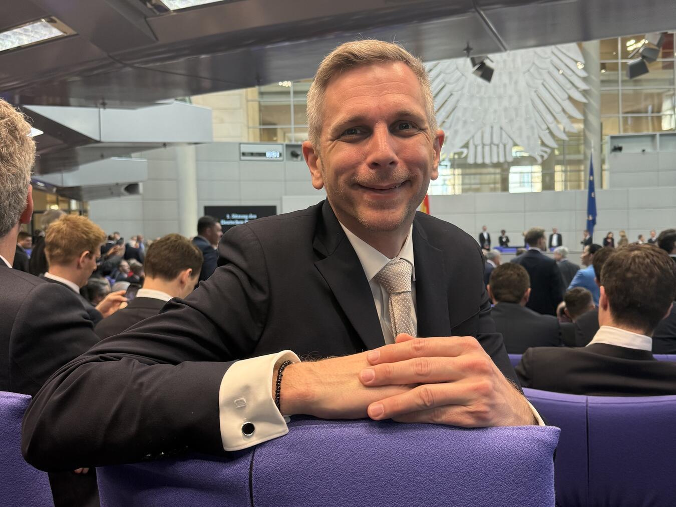 Sascha van Beek auf seinem Sitzplatz im Deutschen Bundestag. Foto: Bundestagsbüro Sascha van Beek
