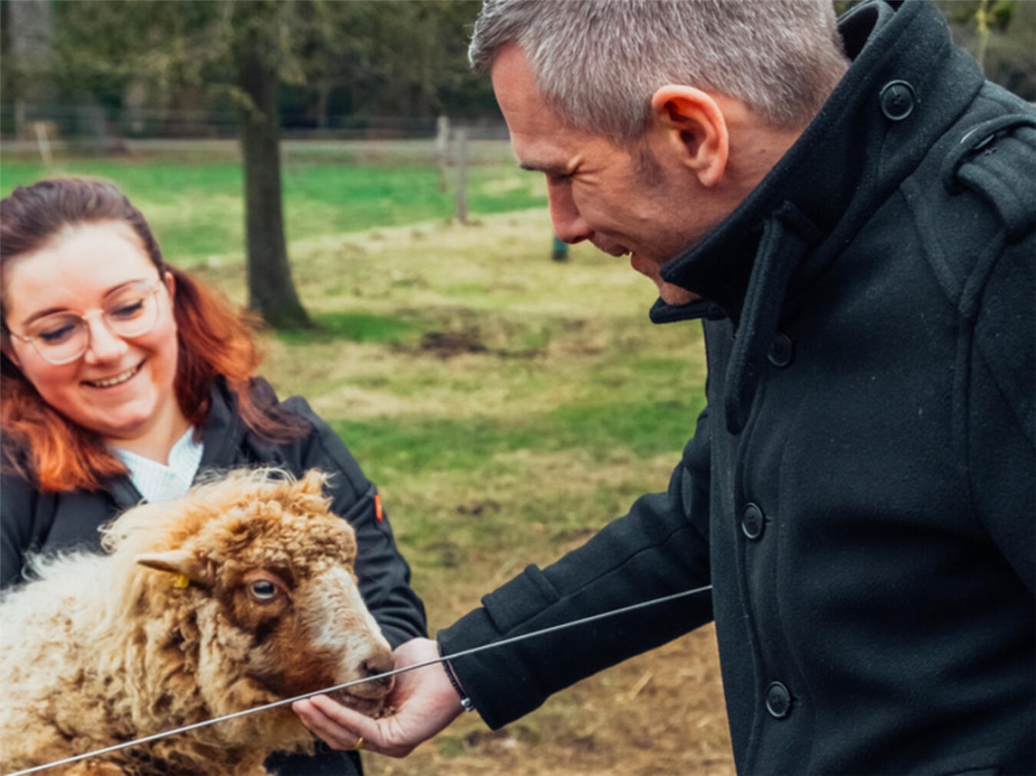 Sascha van Beek sieht den Schutz von Weidetieren als zentrale Aufgabe an. Foto: Büro van Beek