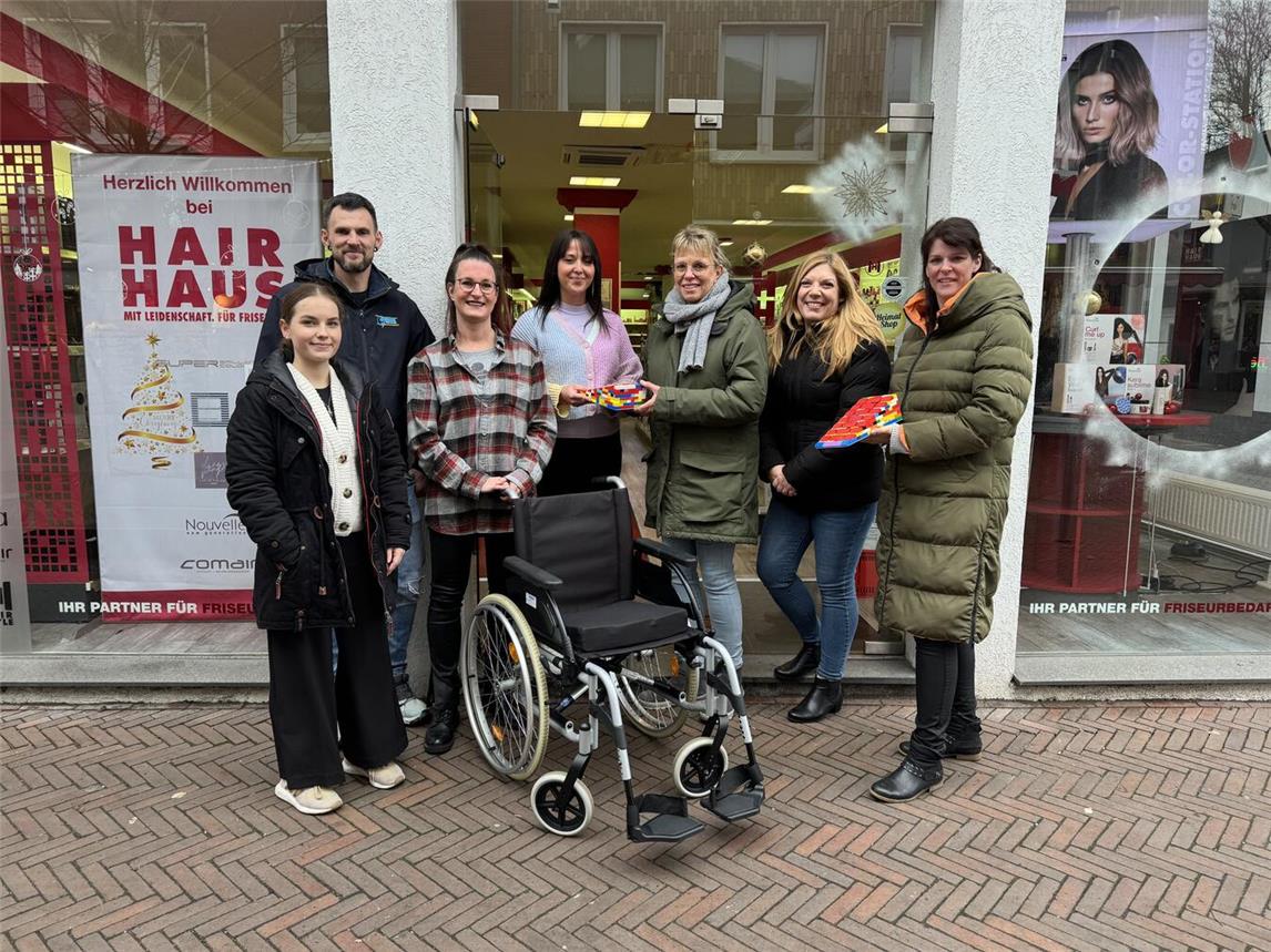 Saskia Luyven (Lebenshilfe im Kreis Kleve), Dennis Titel (Sanitätshaus Kessels), Melanie Schäfer (Hair Haus), Friederike Keim (Hair Haus), Monika Hoolmann (Leitung Fachbereich Inklusion, Lebenshilfe im Kreis Kleve), Nadine Schönfelder (Gleichstellungsbeauftragte der Stadt Geldern) und Tanja Angenendt (Inklusionsbeauftragte der Stadt Geldern) freuen sich über die erste Lego-Rampe für die Geldener Innenstadt. Foto: Stadt Geldern/Gossens
