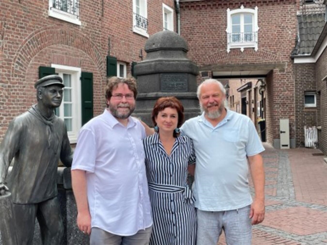 "Saskia Verheyen-Šmahel mit Petr Šmahel und Tobias Tenhaef, Gruppenfoto, Lächeln, privates Treffen"