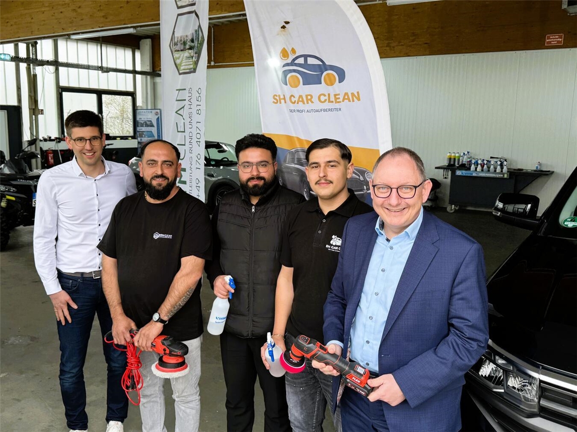 Gruppe von Unternehmern und Bürgermeister in Rees