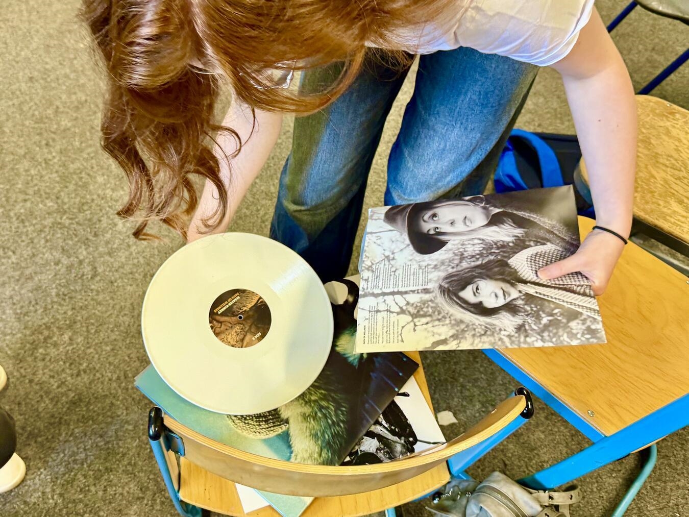 "Schüler entdecken Schallplatten neu, lernen Auflegen und wählen Tanzsongs"