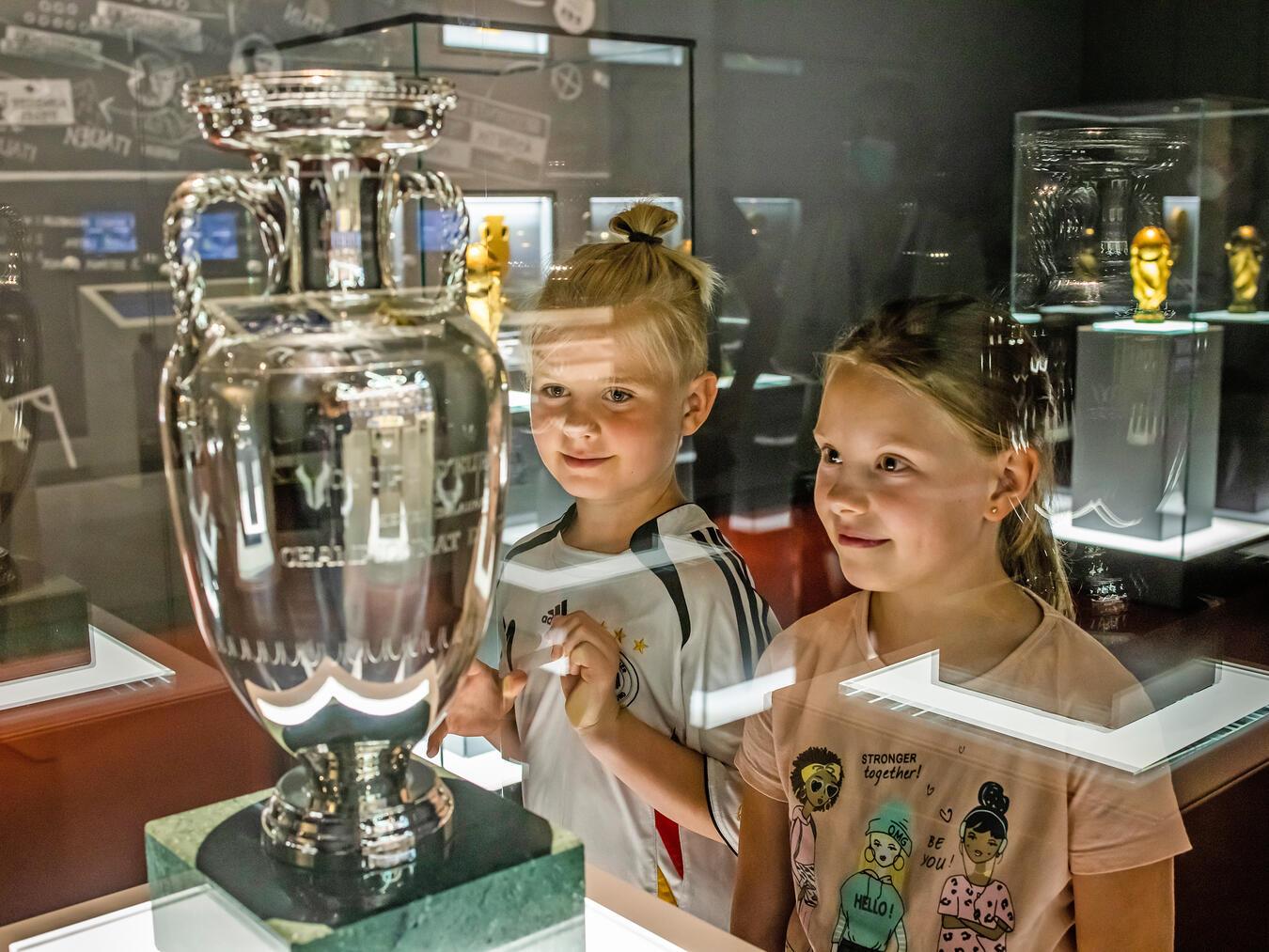 Schatzkammer: Kinder vor dem EM-Pokal. Foto: Stephan Schütze/DFM