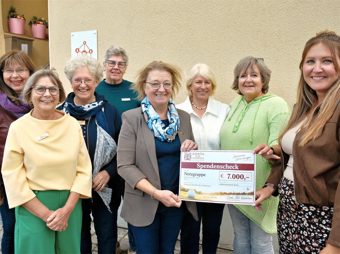 "Scheckübergabe an die Netzgruppe, fotografiert von Rüdiger Dehnen"