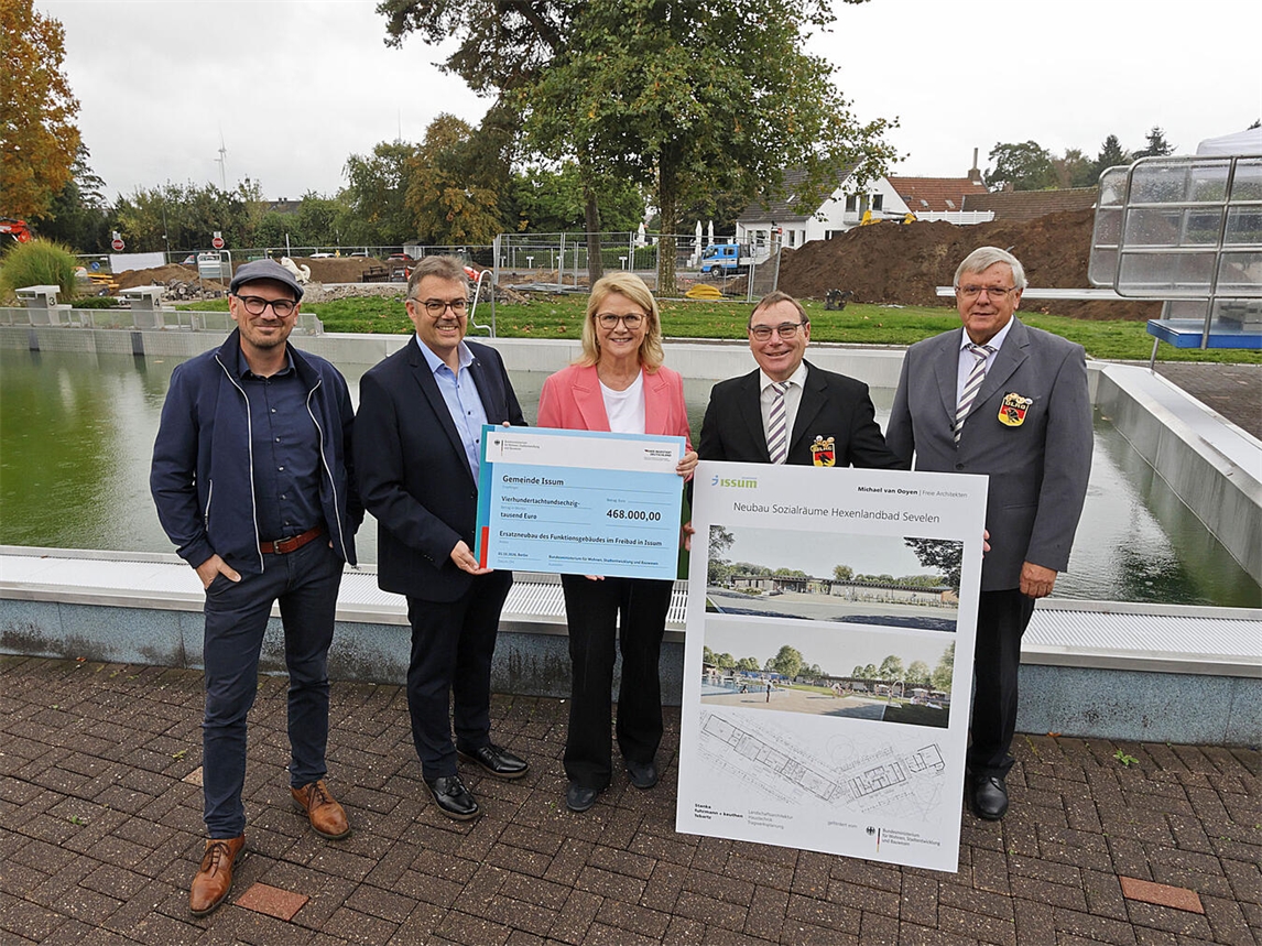"Scheckübergabe in Sevelen mit Architekt, Bürgermeister, Staatssekretärin und DLRG-Vertretern, NN-Foto: Theo Leie"