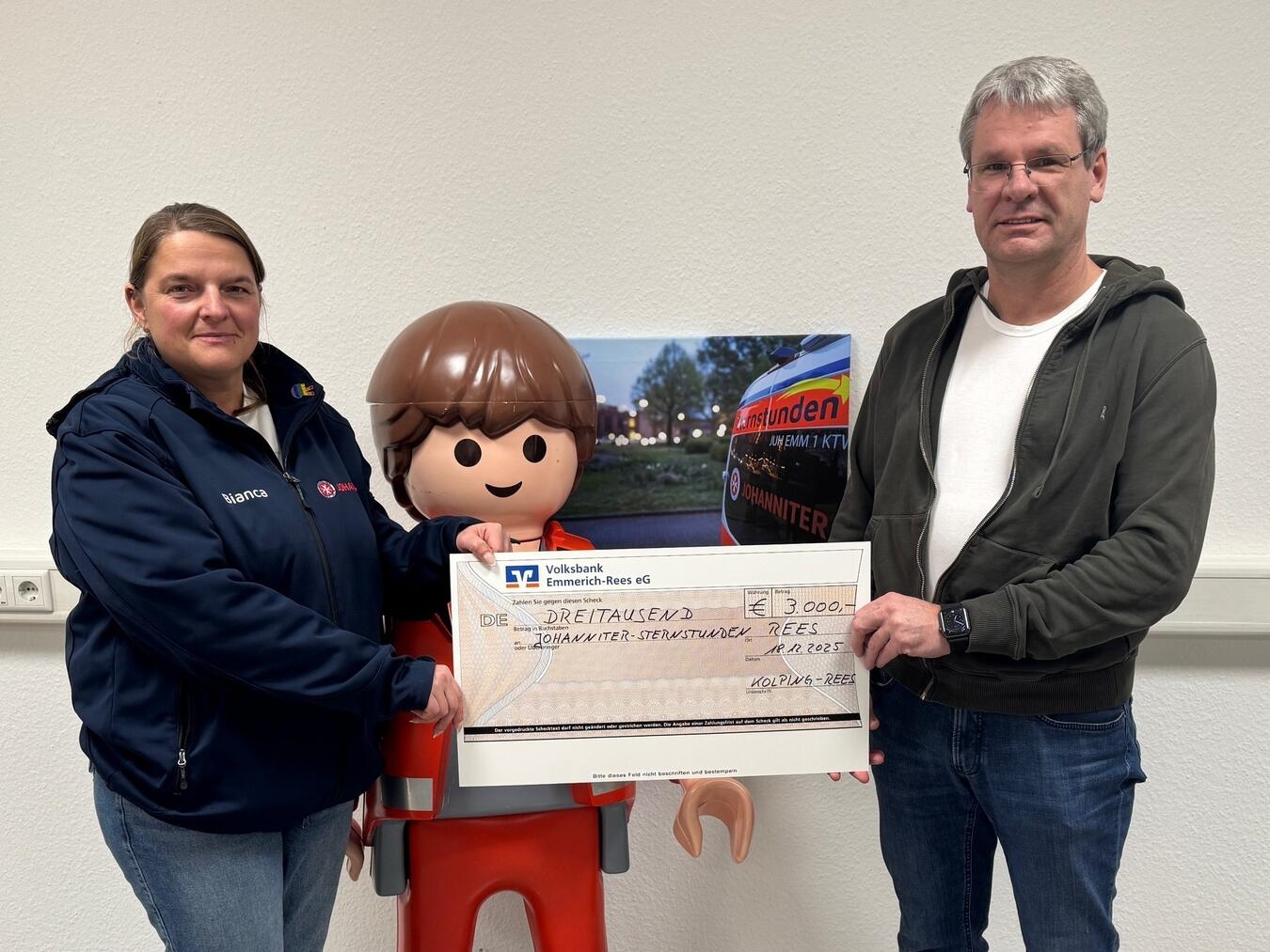 Scheckübergabe mit Bianca Wieners von den Johannitern und Ralf Joris von der Kolpingsfamilie Rees. Foto: Kolpingsfamilie Rees