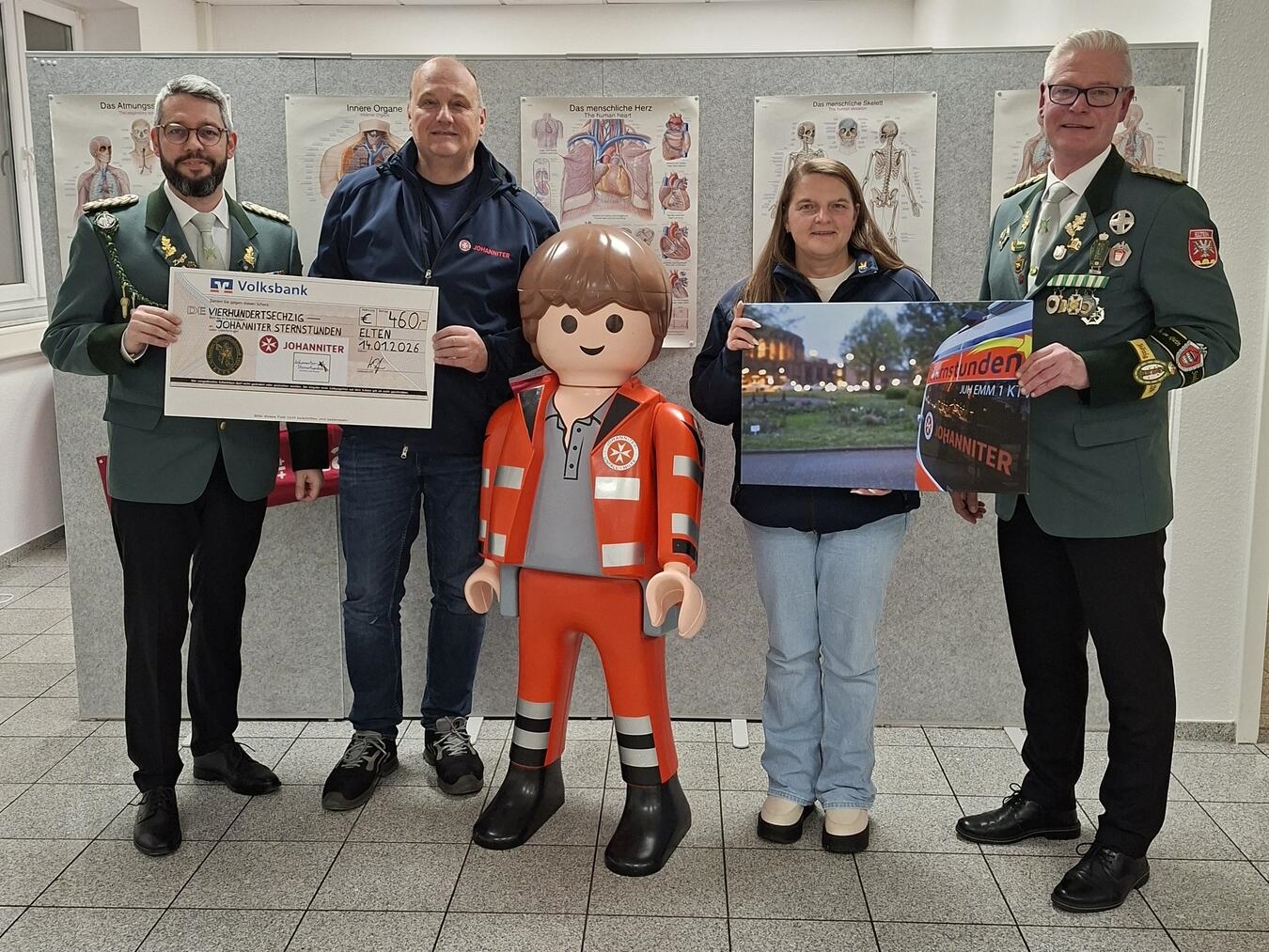 Scheckübergabe: René Bolk (l.) und Henry Slagmeulen (r.) überreichen die Spende an Frank Bosacki und Bianca Wieners von den Johannitern.Foto: Pascal Wieners