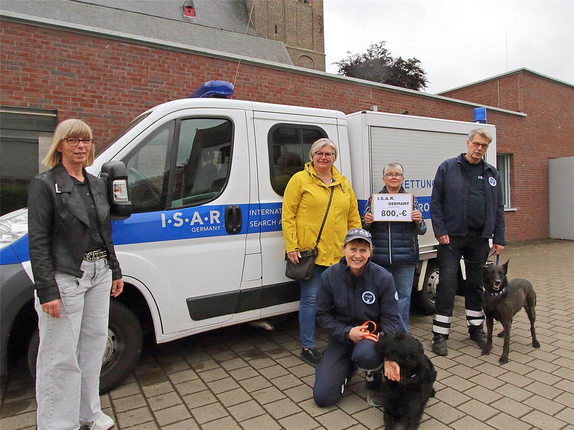 Scheckübergabe (v.l.): Heike Gellings, Claudia Keens-Kisita, Anke Gellert-Helpenstein (mit Hund), Rita Ingenillem (mit Scheck) und Norbert Helpenstein. NN-Foto: Theo Leie