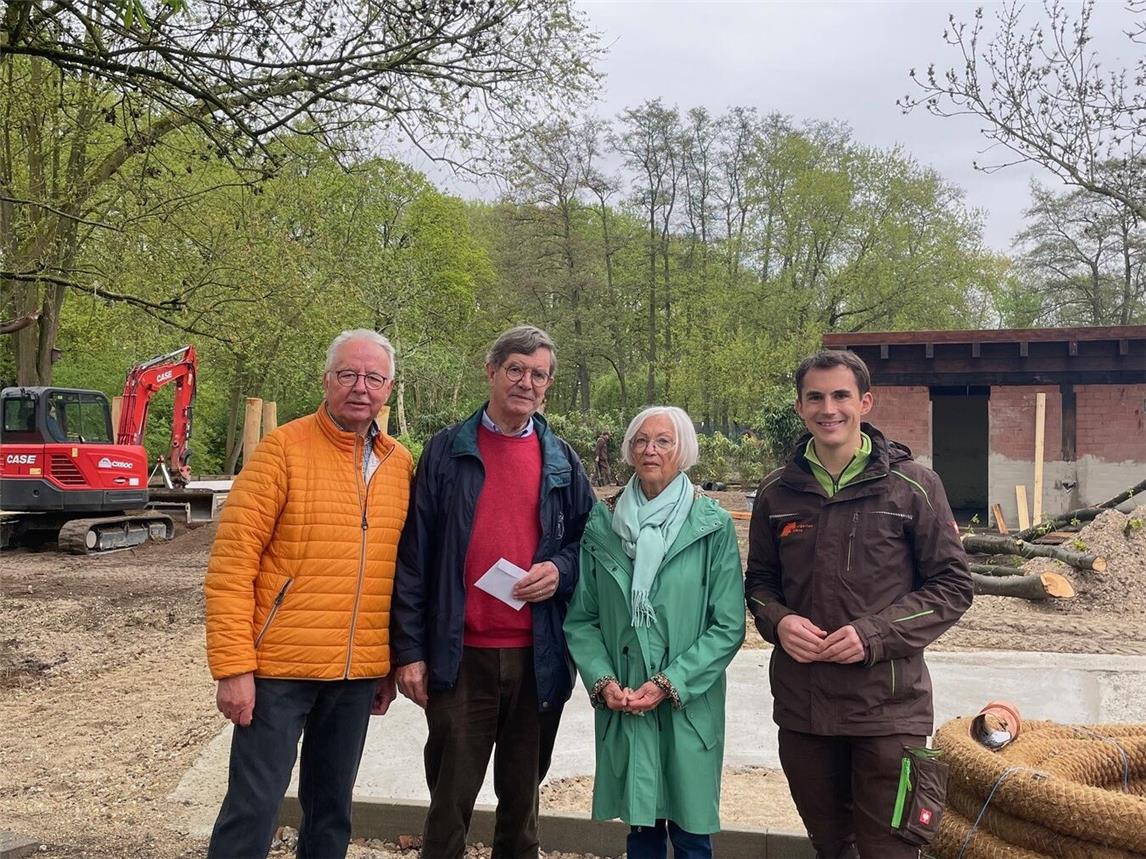 Scheckübergabe vor der Baustelle der Trampeltieranlage (v.l.) Willy Looschelders, Rolph Barents, Dr. Urusla Möhrer und Martin Polotzek. Foto: Tiergarten Kleve