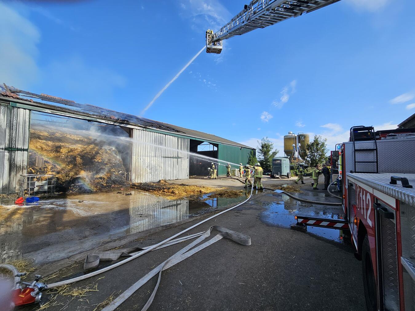 Scheunenbrand am Montagnachmittag in Warbeyen. Foto: Feuerwehr Kleve