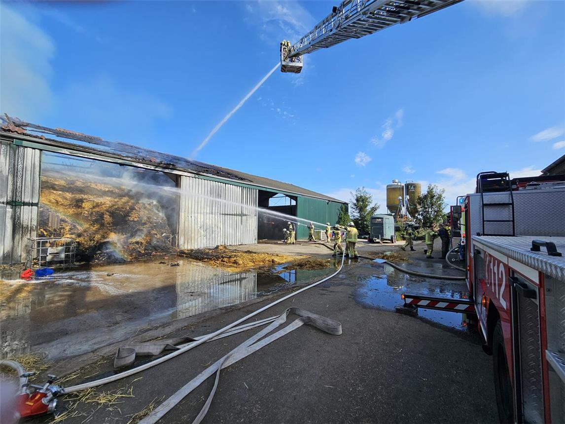 Scheunenbrand am Montagnachmittag in Warbeyen. Foto: Feuerwehr Kleve