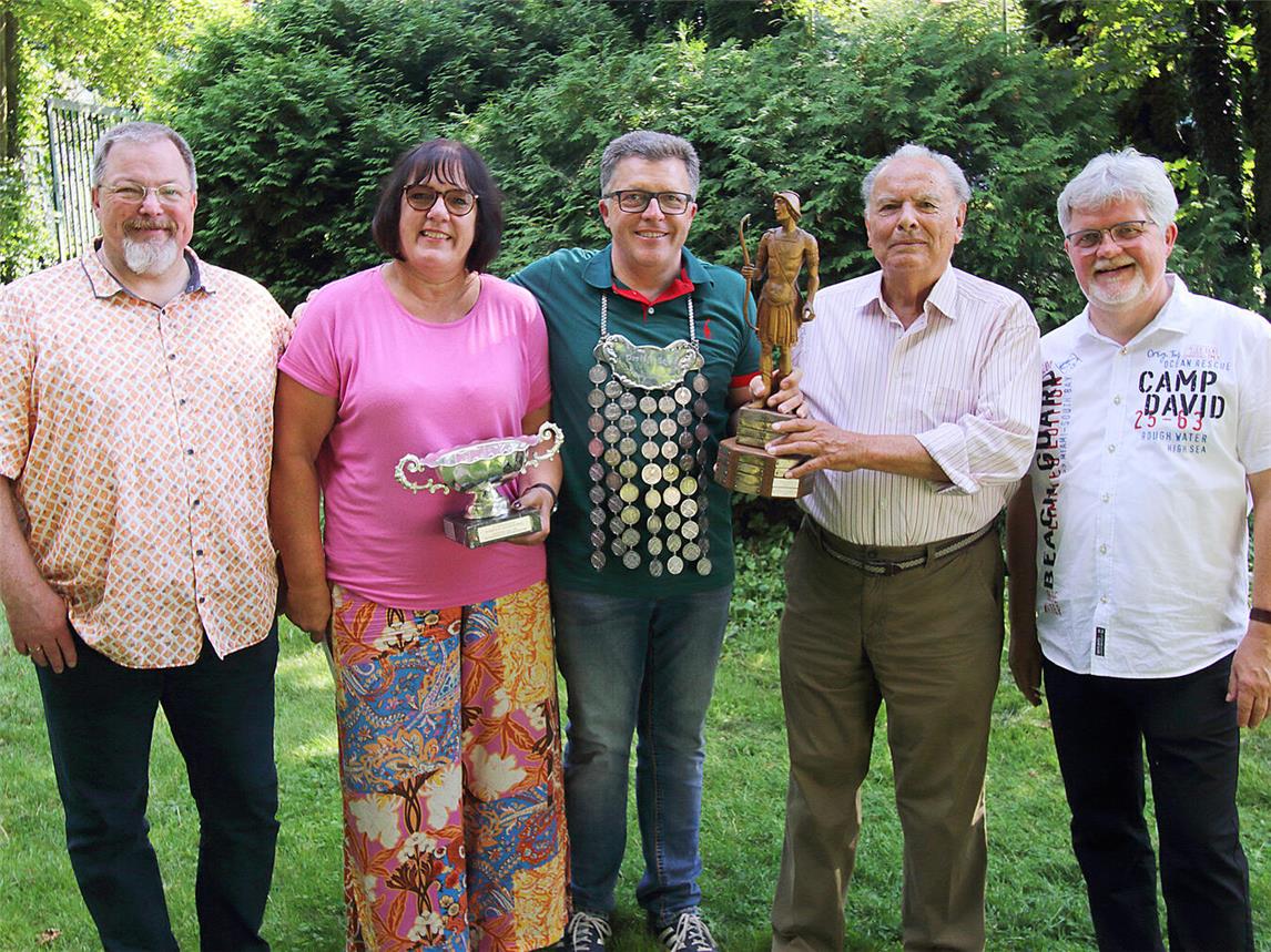 Schießmeister Michael Fritsche, Damenpokalsiegerin Martina Thiemann und Markus Geßmann, der den Emil-Underberg-Gedächtnispokal vom Beauftragten der Familie Underberg Bernd Thenagels im Beisein von Präsident Heinz Geßmann (v.l.) überreicht bekommt. NN-Foto: Theo Leie