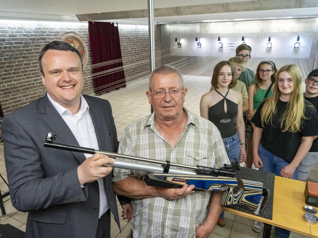 Schießmeister Ulli Maahs und die Jungschützen bedankten sich bei Volksbank-Geschäftsstellenleiter Michael Janßen (links). Foto: Gerhard Seybert 