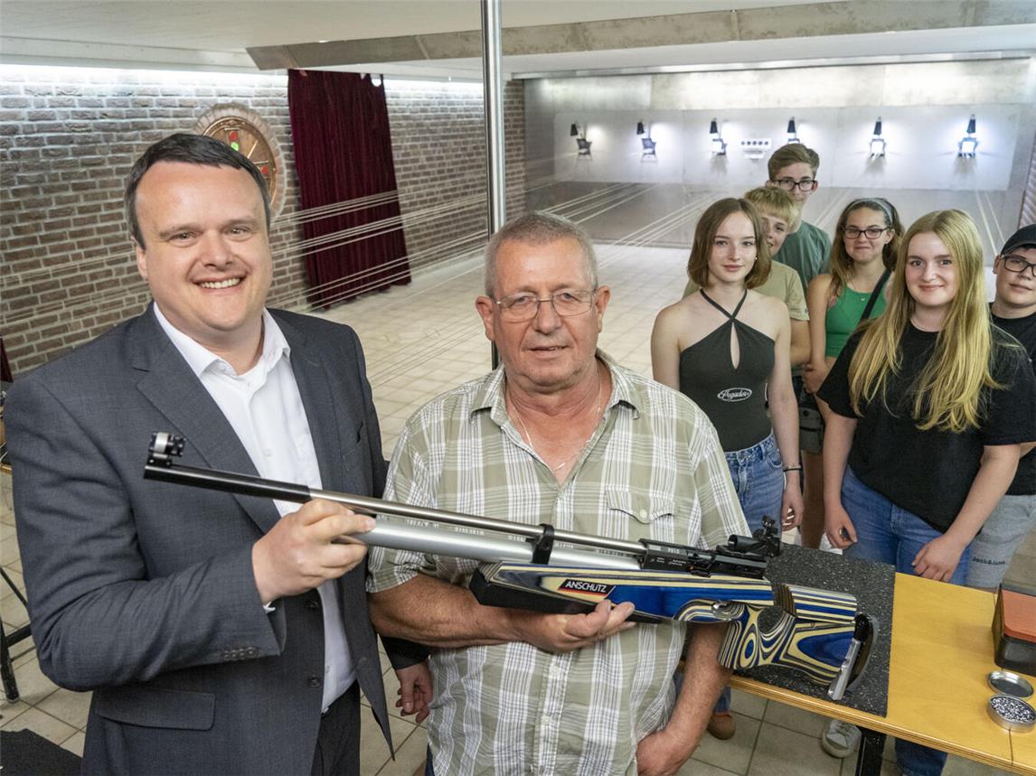 Schießmeister Ulli Maahs und die Jungschützen bedankten sich bei Volksbank-Geschäftsstellenleiter Michael Janßen (links). Foto: Gerhard Seybert 
