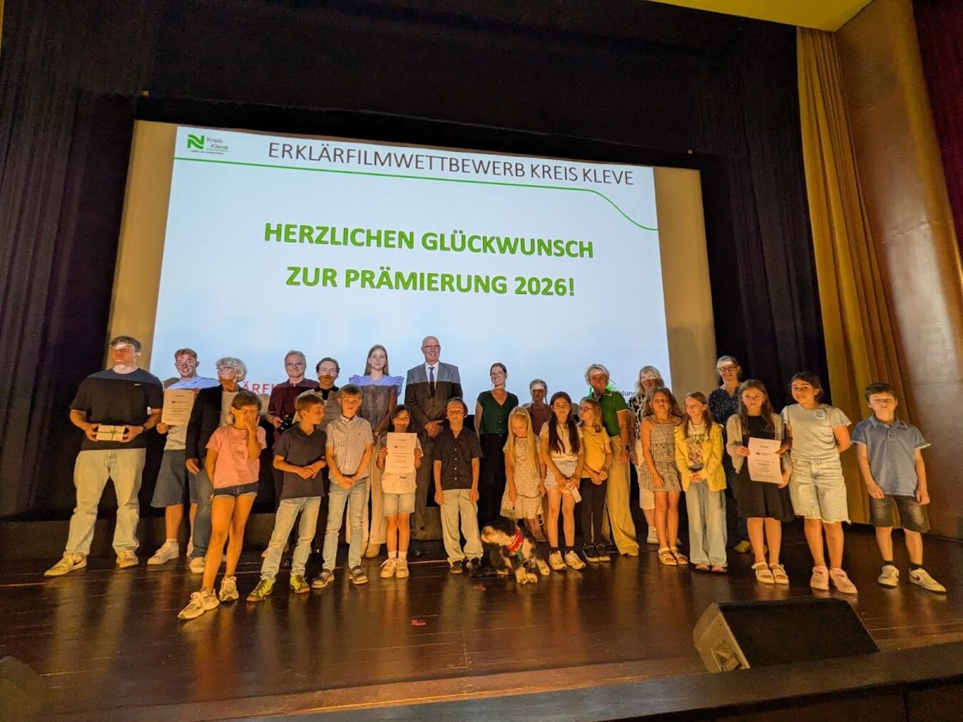 Landrat Christoph Gerwers und Birgit van Driel mit Gewinnern des Erklärfilm-Wettbewerbs im Medienzentrum Kreis Kleve.
