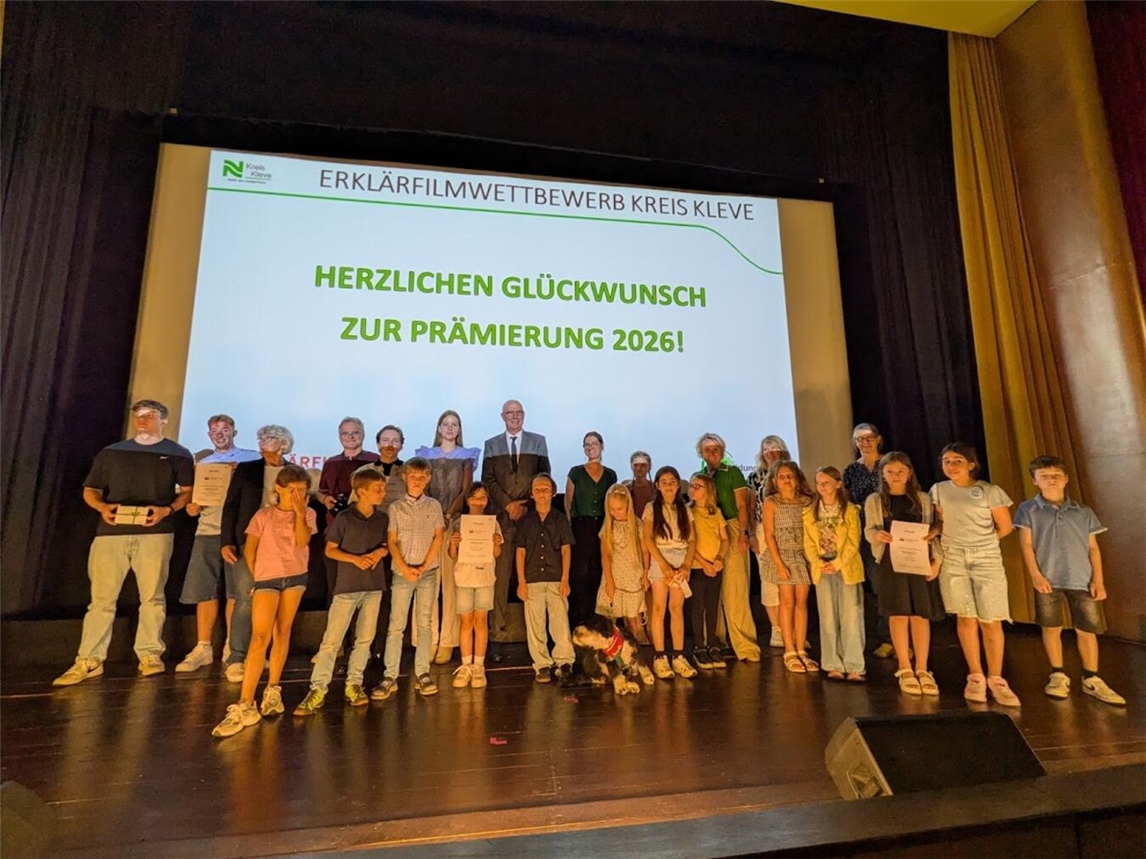 Landrat Christoph Gerwers und Birgit van Driel mit Gewinnern des Erklärfilm-Wettbewerbs im Medienzentrum Kreis Kleve.