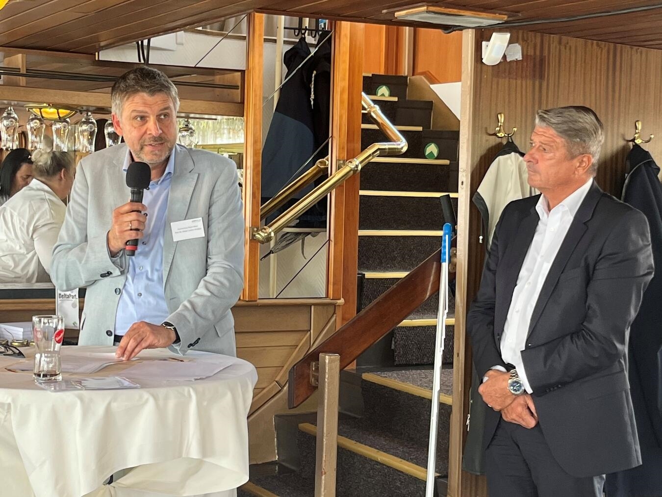 "Prof. Dr. Oliver Locker-Grütjen bei Keynote zu Wirtschaftstransformation durch Zusammenarbeit, DeltaPort Niederrheinhäfen"