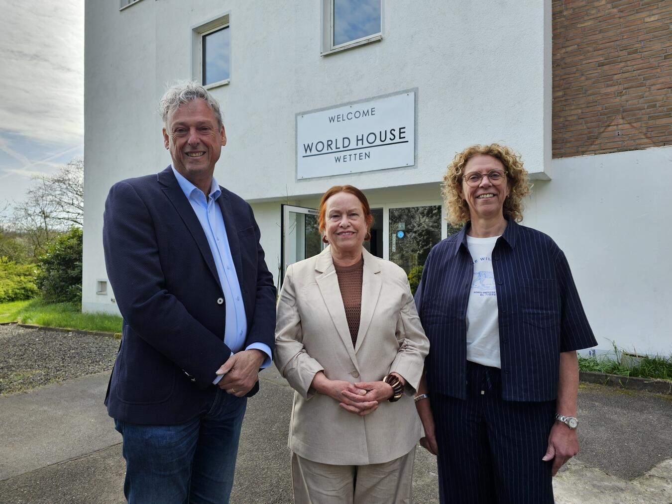 "Wichard Schrieks, Thera van Osch und Marion van Gog eröffnen das World House in Wetten, Foto von Thomas Langer"