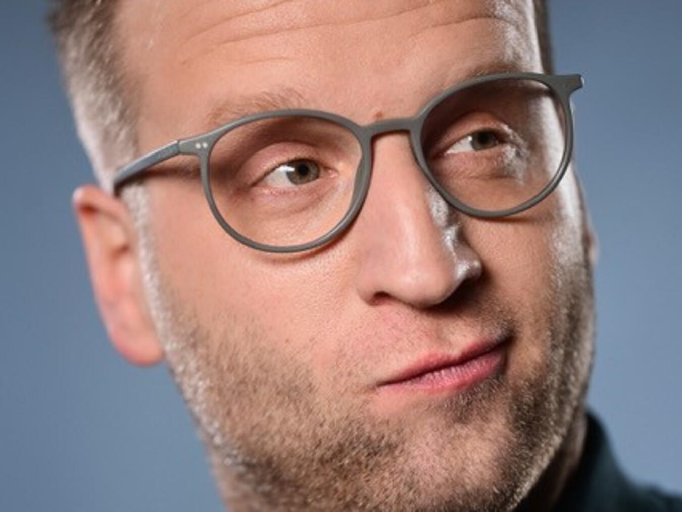 Schlagfertig, witzig und immer mit einer Prise Improvisation nimmt Benni Stark das Publikum mit auf eine Reise durch die verrücktesten und absurden Seiten des Alltags. Foto: Urban Ruths