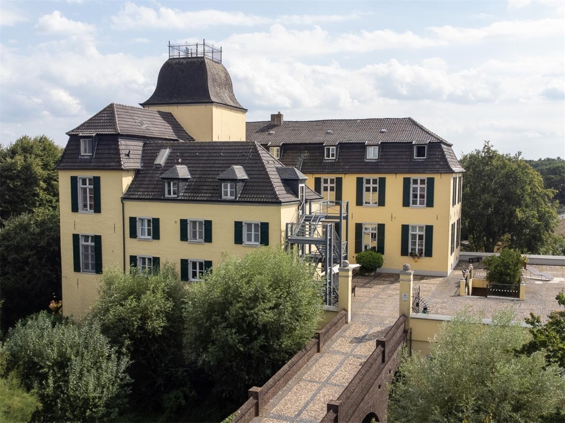 "Schloss Bellinghoven in idyllischer niederrheinischer Landschaft, Foto von Caritas Oberhausen/Achim Pohl"