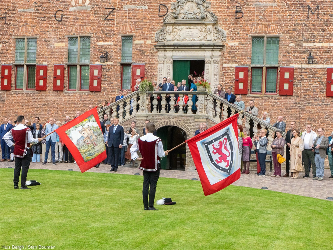 Alt-Tag: "Schloss Huisbergh in s’Heerenberg nach Restaurierung, Neueröffnung 2023, historische Architektur"