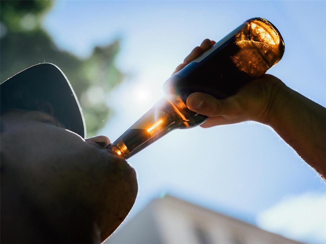Schluck aus der Pulle: Je mehr Sonne, desto besser schmeckt das Bier. Aber es könnte bald weniger Bier aus Flaschen fließen. Die Brauerei-Gewerkschaft NGG Krefeld-Neuss hat Warnstreiks in nordrhein-westfälischen Brauereien angekündigt – auch bei Diebels in Issum.Foto: NGG | Tobias Seifert