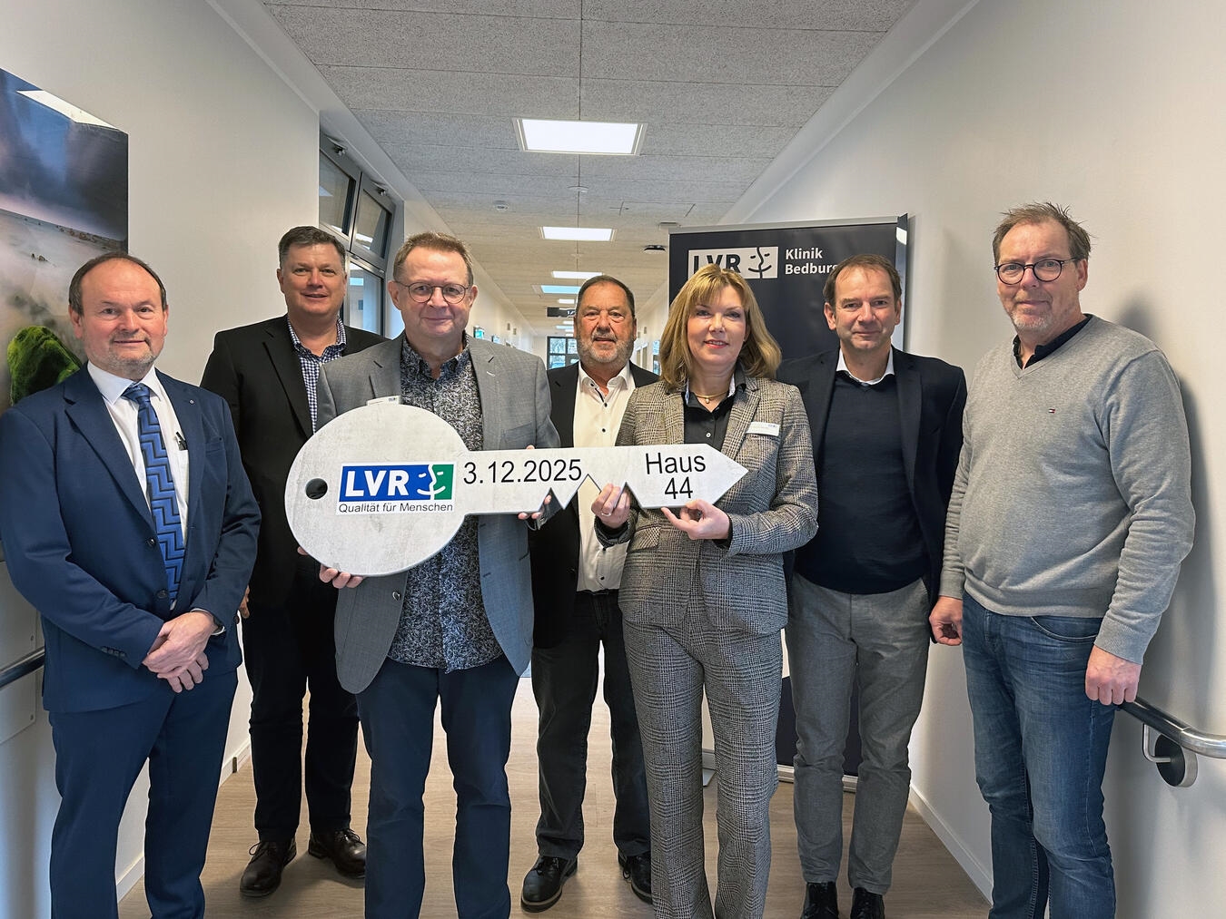 Schlüsselübergabe (v.l.): Johannes Peeters (Architekt), Michael Lorenz (Pflegedienstleiter), Josef Voss (Stationsleiter), Holger Höhmann (Kaufmännischer Direktor), Dorothee Maliszewski-Makowka (Chefärztin), Dr. med. Nikolaus Barth (Ärztlicher Direktor), Carsten Schmatz (Pflegedirektor). Foto: LVR-Klinik Bedburg-Hau
