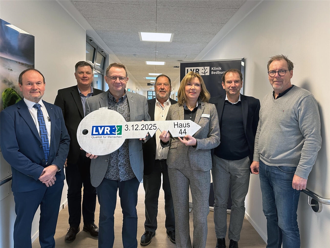 Schlüsselübergabe (v.l.): Johannes Peeters (Architekt), Michael Lorenz (Pflegedienstleiter), Josef Voss (Stationsleiter), Holger Höhmann (Kaufmännischer Direktor), Dorothee Maliszewski-Makowka (Chefärztin), Dr. med. Nikolaus Barth (Ärztlicher Direktor), Carsten Schmatz (Pflegedirektor). Foto: LVR-Klinik Bedburg-Hau