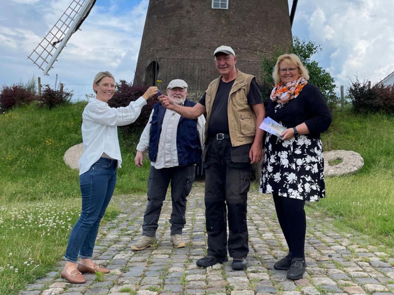 Schlüsselübergabe: WfG-Chefin Sara Kreipe (l.) und Peter van der Ham (2. v. r.) mit Frank Heeren und Tourismusleiterin Dr. Manon Loock-Braun. Foto: WfG Emmerich