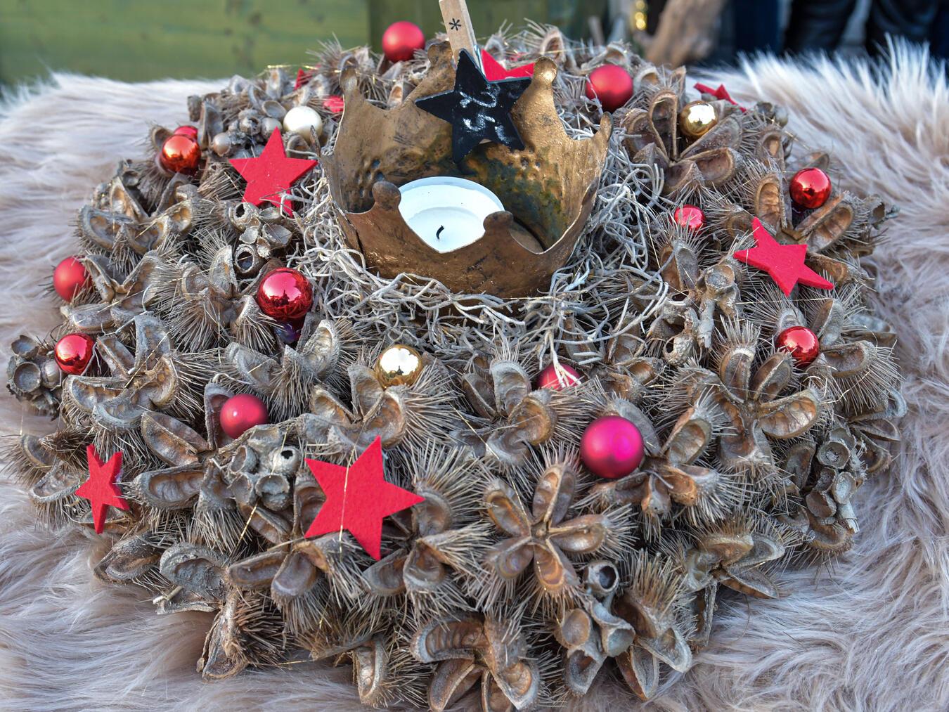 Schmuck, weihnachtliche Deko und mehr gibt es auf dem Weihnachtsmarkt in Haldern. NN-Foto: Gerhard Seybert