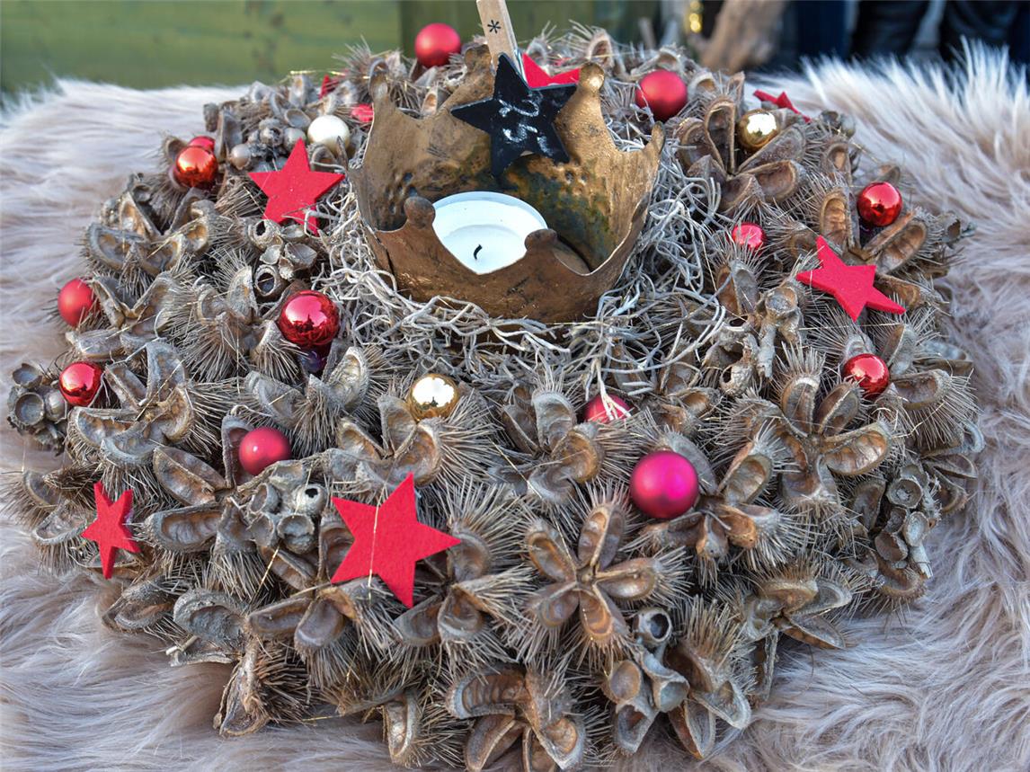 Schmuck, weihnachtliche Deko und mehr gibt es auf dem Weihnachtsmarkt in Haldern. NN-Foto: Gerhard Seybert