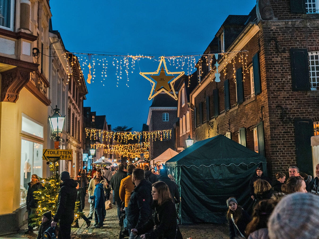 Reizvolle Jahreszeit am Niederrhein Schon ab Anfang November verwandeln sich viele Innenstädte und Einkaufsstraßen am Niederrhein traditionell in stimmungsvolle Lichtermeere. Fotos: gymi media