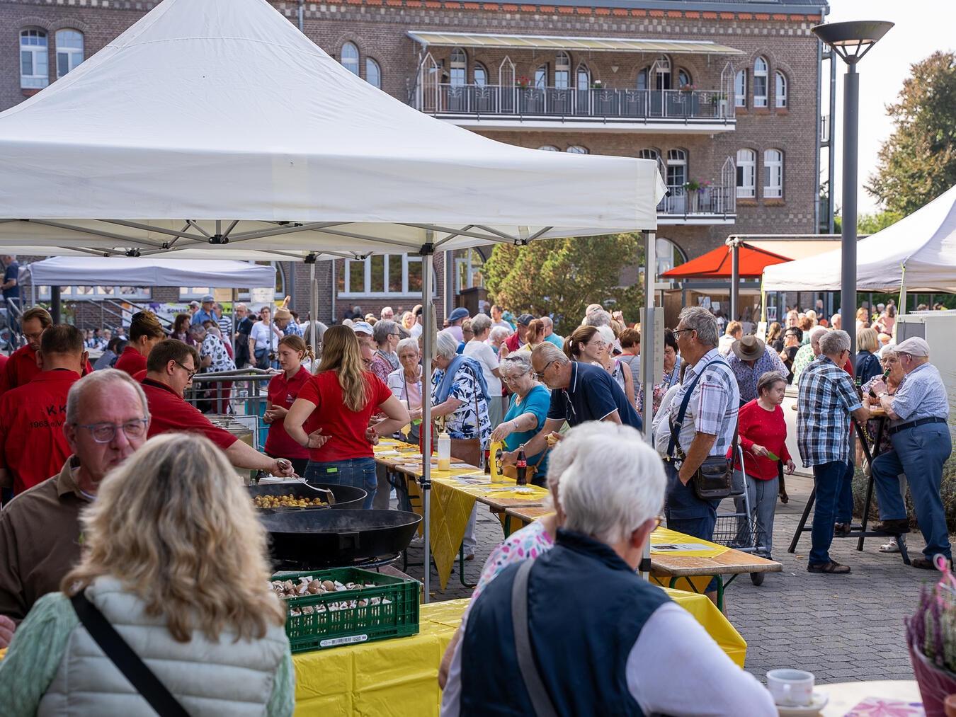 "Herbstmarkt 2024: Vereine der Vereinsgemeinschaft Kapellen arbeiten zusammen in St. Bernardin"