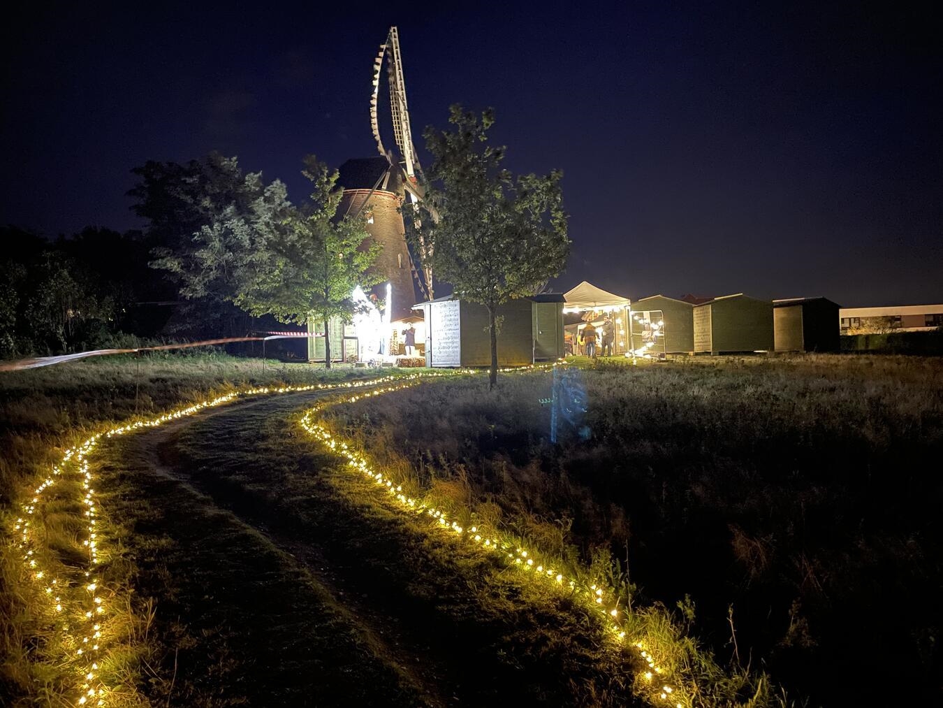 Schon der Weg zur Mühle in Elten war anlässlich von „Novemberleuchten“ und Kunsthandwerkermarkt stimmungsvoll ausgeleuchtet. Foto: WfG Emmerich