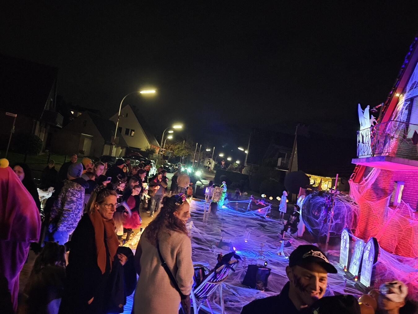 Schon im vergangenen Jahr besuchten nicht nur Besucher aus Vynen oder Xanten das Halloween-Haus von Tobias Leufkens. Foto: Tobias Leufkens