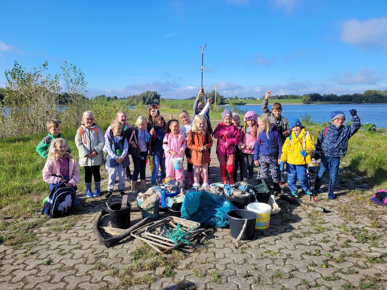 Schon nach eineinhalb Stunden hatten die Schüler sechs volle Säcke mit Müll eingesammelt. Foto: Lindenschule Mehr 2c/Stephanie Becher-Just